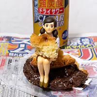 クリアクーラー強炭酸ドライサワーとチョコオールドファッションとフチ子