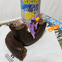 クリアクーラー　無糖レモンサワーとお店で揚げたドーナツ（チョコ）とフチ子