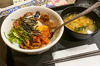 牛ビビン丼とフチ子