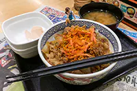 牛丼とみそ汁（あおさ入り）と玉子とフチ子