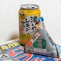サッポロ 濃いめのレモンサワー 重ね檸檬とおにぎり(高菜)とフチ子
