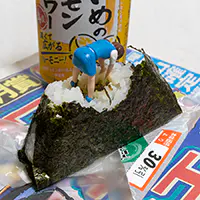 サッポロ 濃いめのレモンサワー 重ね檸檬とおにぎり(高菜)とフチ子