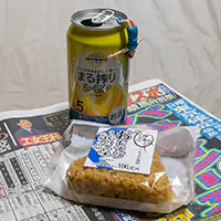 まる搾りレモンとおむすび　うなぎのタレ味（押麦入り）とフチ子