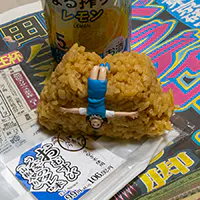 まる搾りレモンとおむすび　うなぎのタレ味（押麦入り）とフチ子