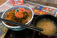 明太高菜マヨ牛丼とみそ汁とフチ子