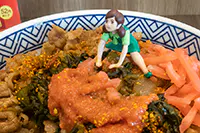 明太高菜マヨ牛丼とみそ汁とフチ子