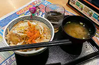 ねぎ塩豚丼とみそ汁とフチ子
