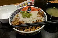鬼おろしわさび牛丼とみそ汁（あおさ入り）とフチ子