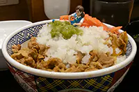 鬼おろしわさび牛丼とみそ汁（あおさ入り）とフチ子