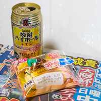 「焼酎ハイボール」〈レモン〉と焼きチーズスフレ（北海道産チ－ズ）とフチ子