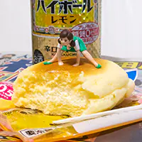 「焼酎ハイボール」〈レモン〉と焼きチーズスフレ（北海道産チ－ズ）とフチ子