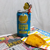 スーパーチューハイ　レモンとフィッシュフライ（タルタルソース入り）とフチ子