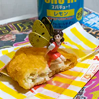 スーパーチューハイ　レモンとフィッシュフライ（タルタルソース入り）とフチ子