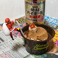 タカラ「焼酎ハイボール」〈ドライ〉ととなかいのチョコレートケーキとフチ子