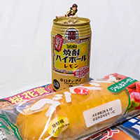 タカラ「焼酎ハイボール」〈レモン〉とコッペパンとフチ子