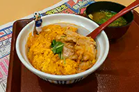 辛旨赤の親子丼とみそ汁とフチ子