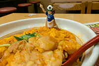 辛旨赤の親子丼とみそ汁とフチ子