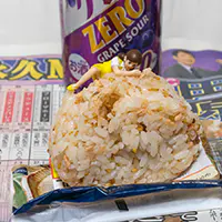 サンガリア　ゼロサワー　グレープと胡麻さけおにぎりとフチ子