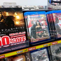 アキヨドにいるバットマンとスーパーマンとデッドプールとデス・トルーパー